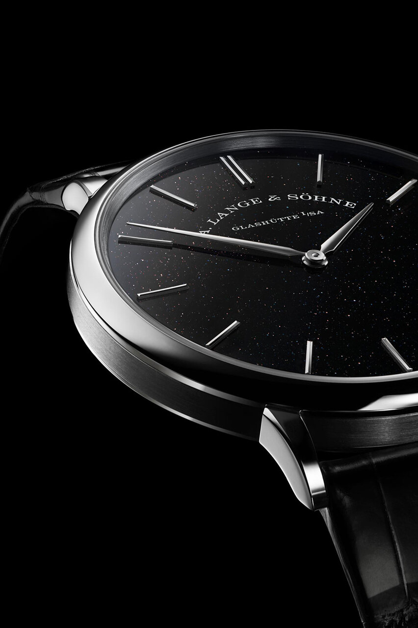 発売当日に完売。コッパーの微粒子がブラック文字盤に煌めく「サクソニア・フラッハ」｜A. LANGE & SÖHNE