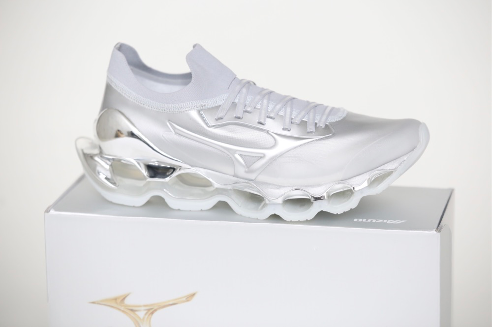 空山基がデザインするMizunoのフラッグシップモデル『WAVE PROPHECY SORAYAMA』が発売