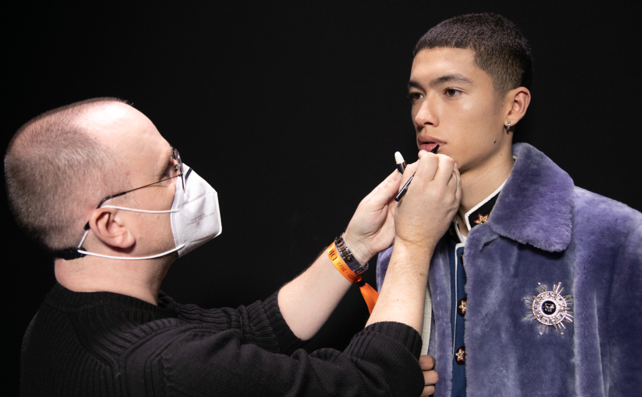 ディオール バックステージで作るナチュラルなルミナスメンズメイク｜DIOR