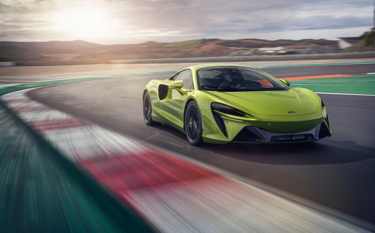 マクラーレン、ハイブリッドシステムを搭載した市販型スーパーカー「アルトゥーラ」を発表|McLaren
