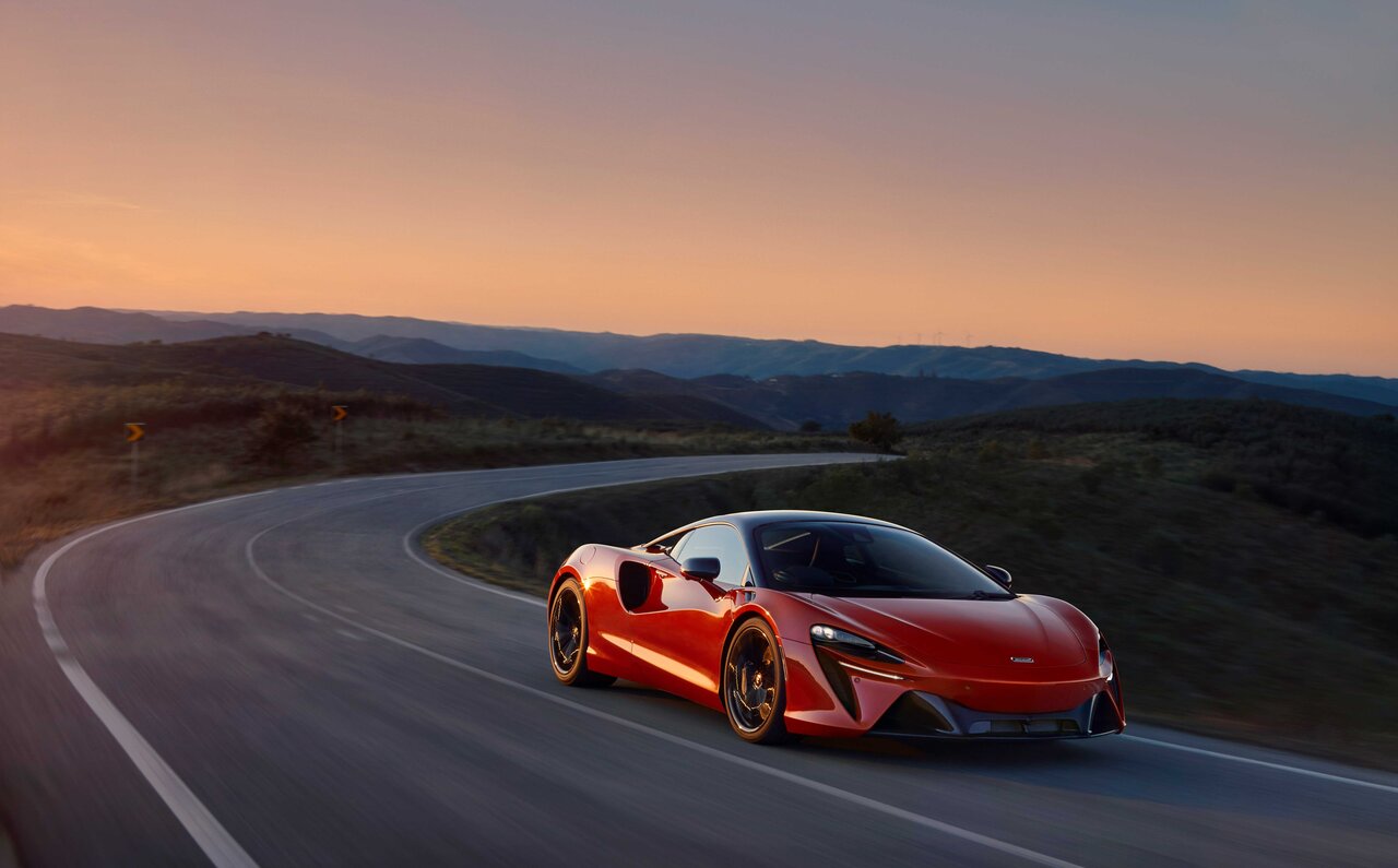 マクラーレン、ハイブリッドシステムを搭載した市販型スーパーカー「アルトゥーラ」を発表|McLaren