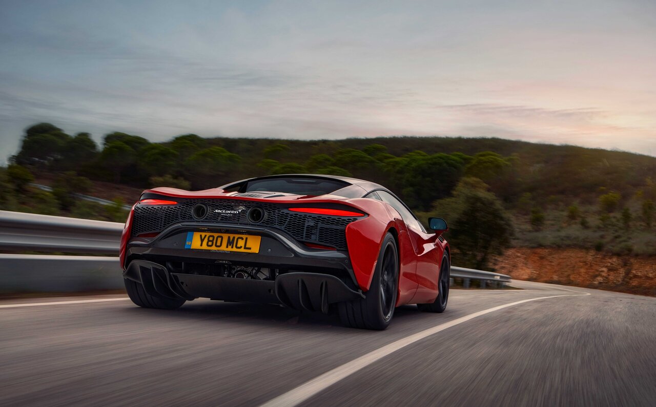 マクラーレン、ハイブリッドシステムを搭載した市販型スーパーカー「アルトゥーラ」を発表|McLaren