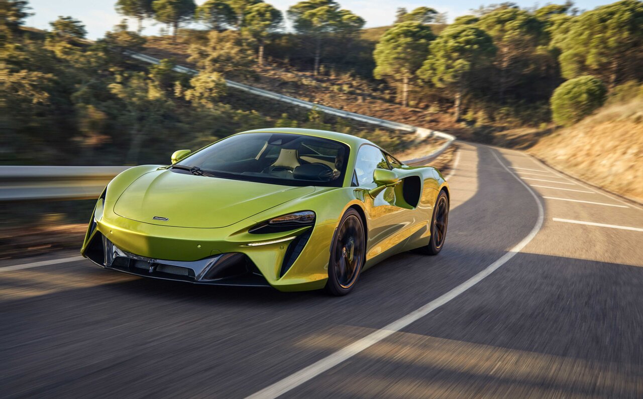 マクラーレン、ハイブリッドシステムを搭載した市販型スーパーカー「アルトゥーラ」を発表|McLaren