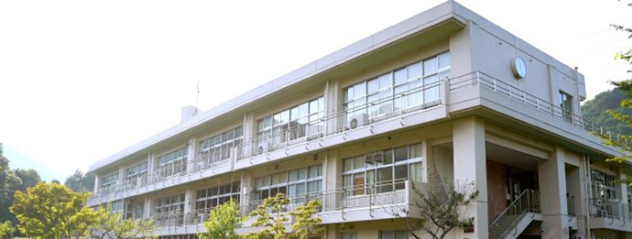 奥多摩の大自然に囲まれた旧中学校校舎で“在宅ワーク疲れ”解消を応援!|OKUTAMA+