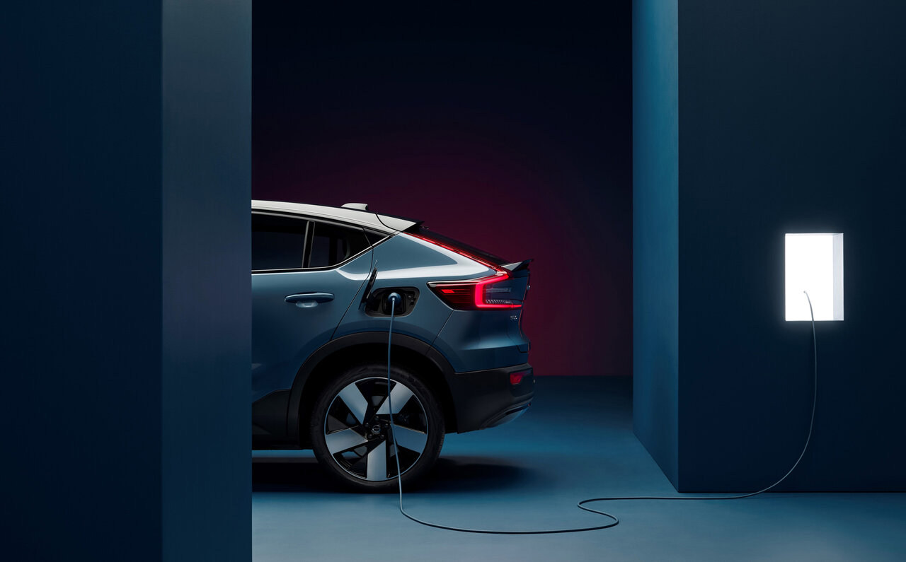 ボルボ、2030年までに完全なEVメーカーに  EV専用モデル「C40」もワールドプレミア|VOLVO