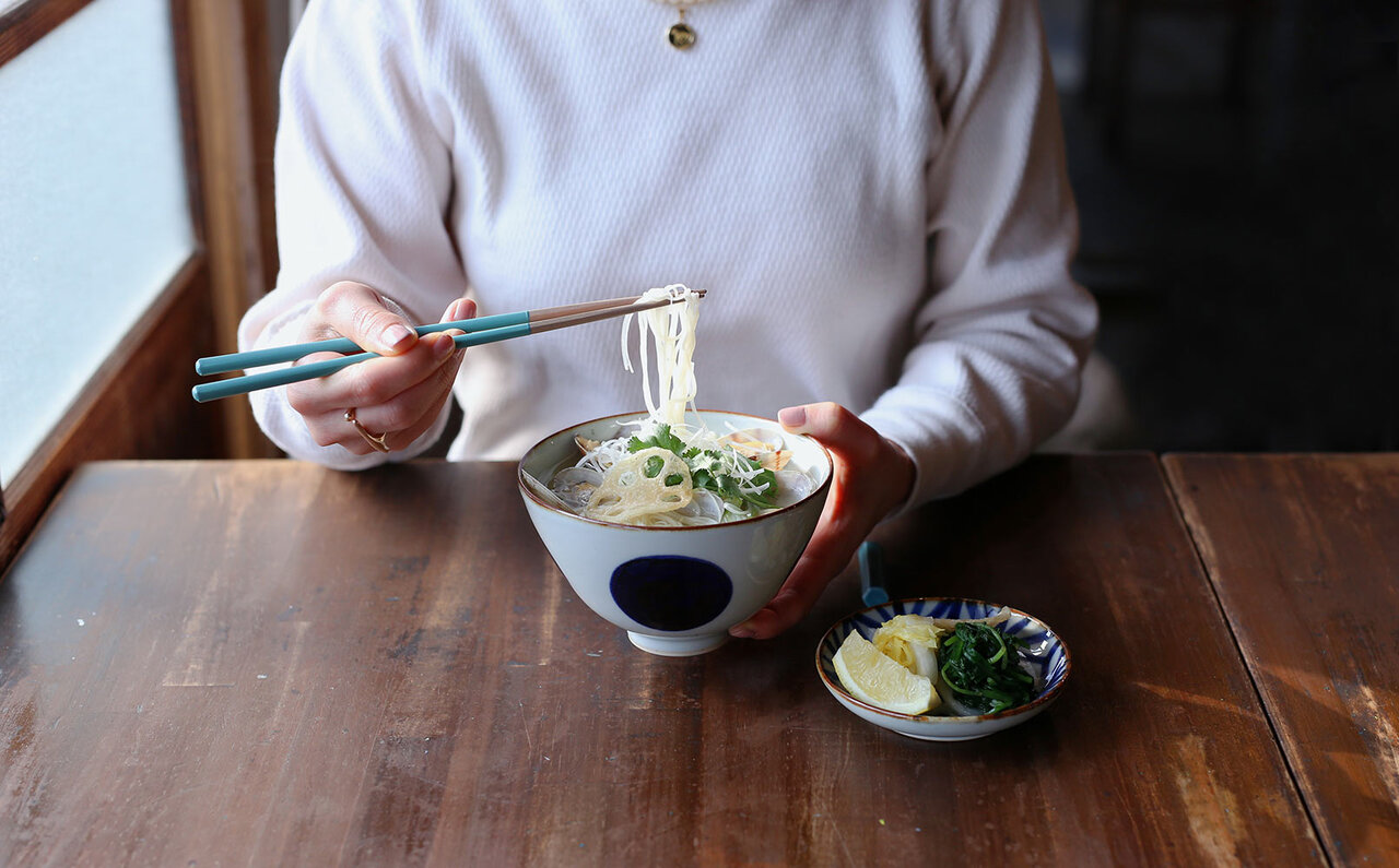 カラーバリーションは9色。六角形で手になじみやすく、和洋問わずに使用できる“箸”｜ HASAMI