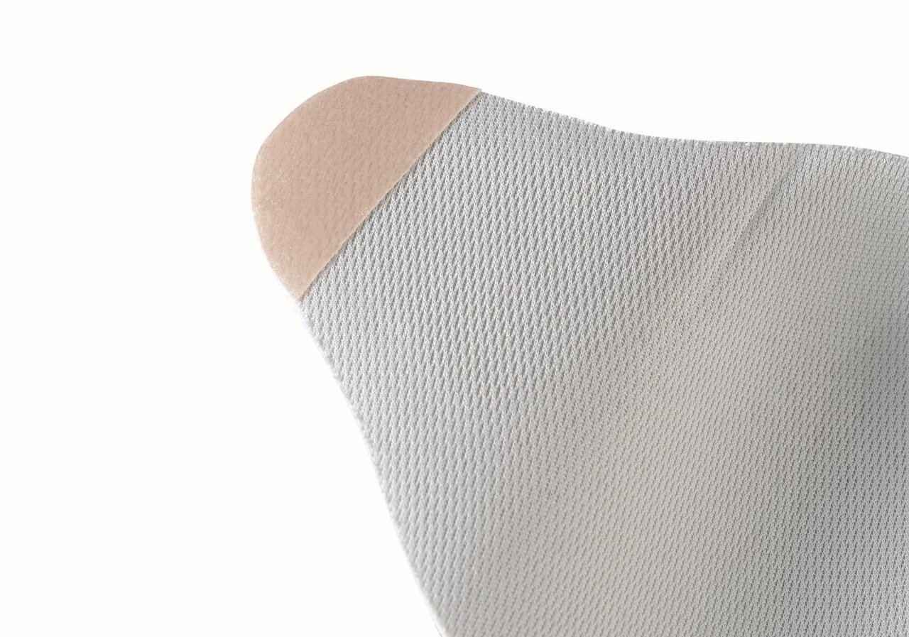 顔に直接貼り付けられる、耳が痛くならない「ひもなしマスク」｜KING JIM 