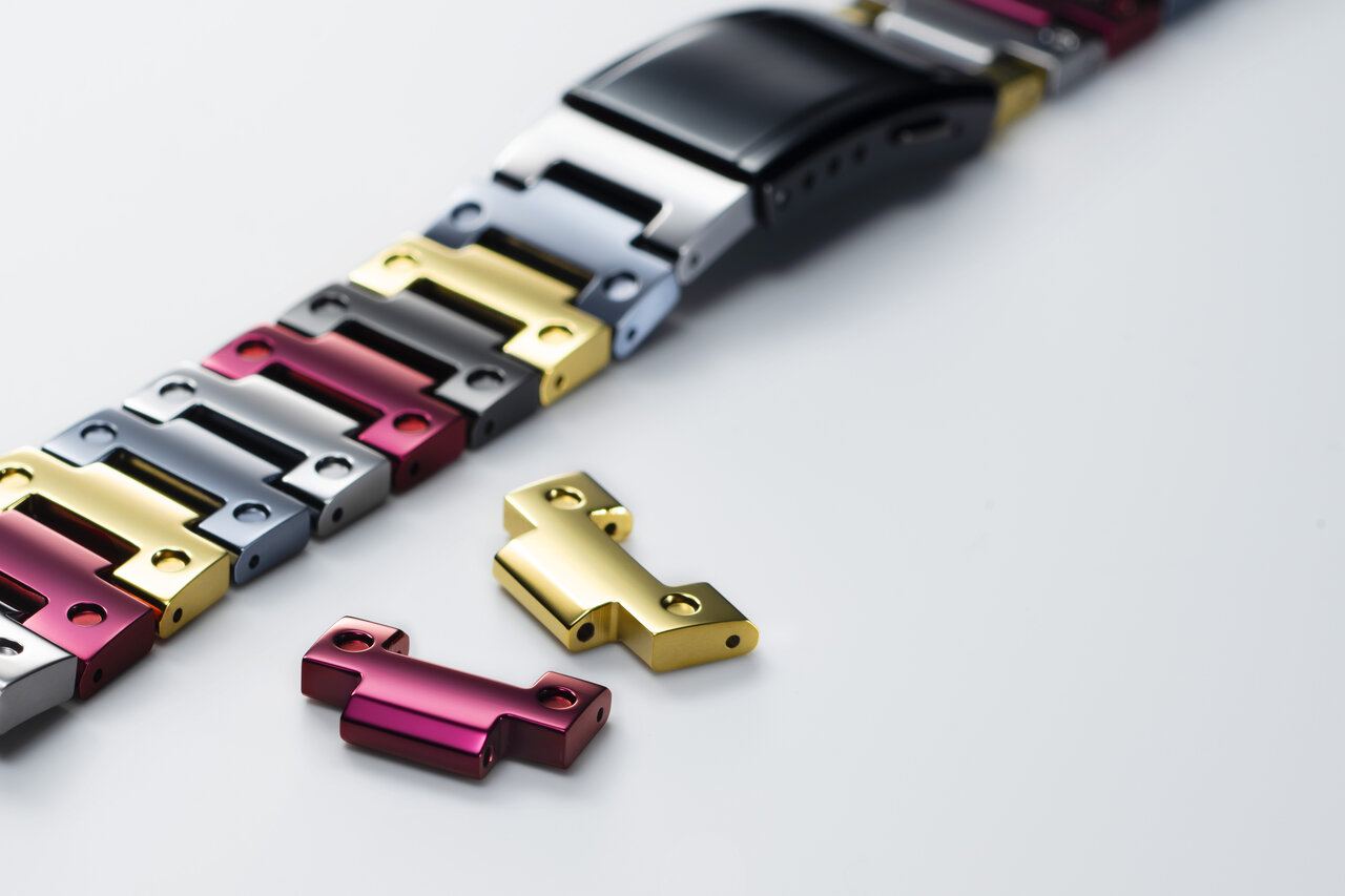 新開発のチタン合金を採用。カラフルなメタリックパーツを纏った「GMW-B5000TR」｜G-SHOCK