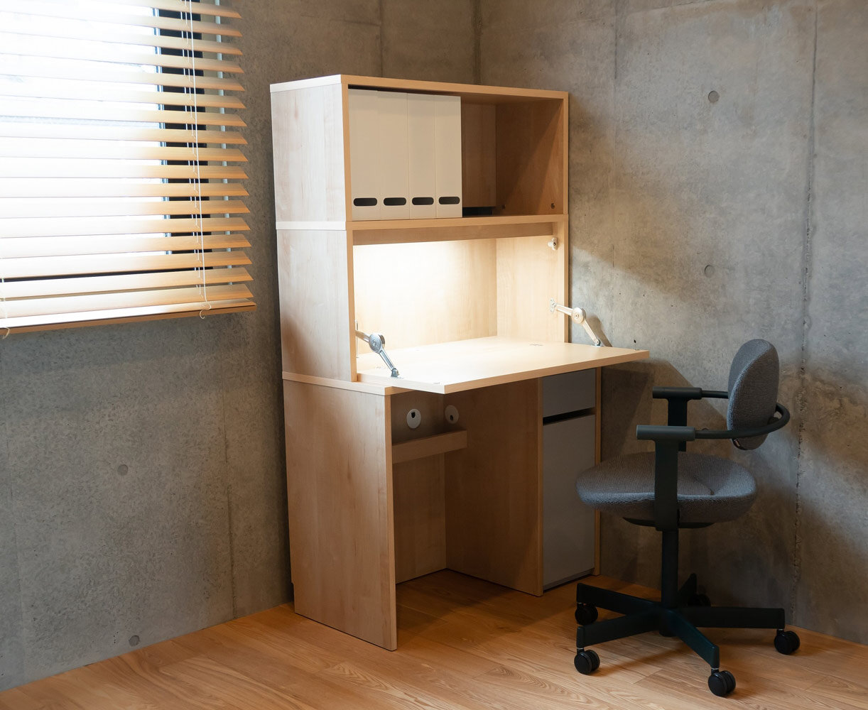 リビングにも溶け込むシンプルかつコンパクトなデザインのライティングデスク｜ITOKI