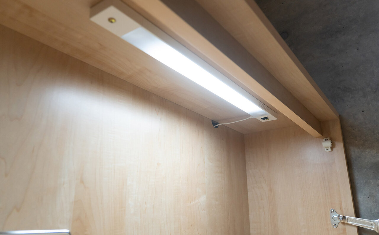 リビングにも溶け込むシンプルかつコンパクトなデザインのライティングデスク｜ITOKI