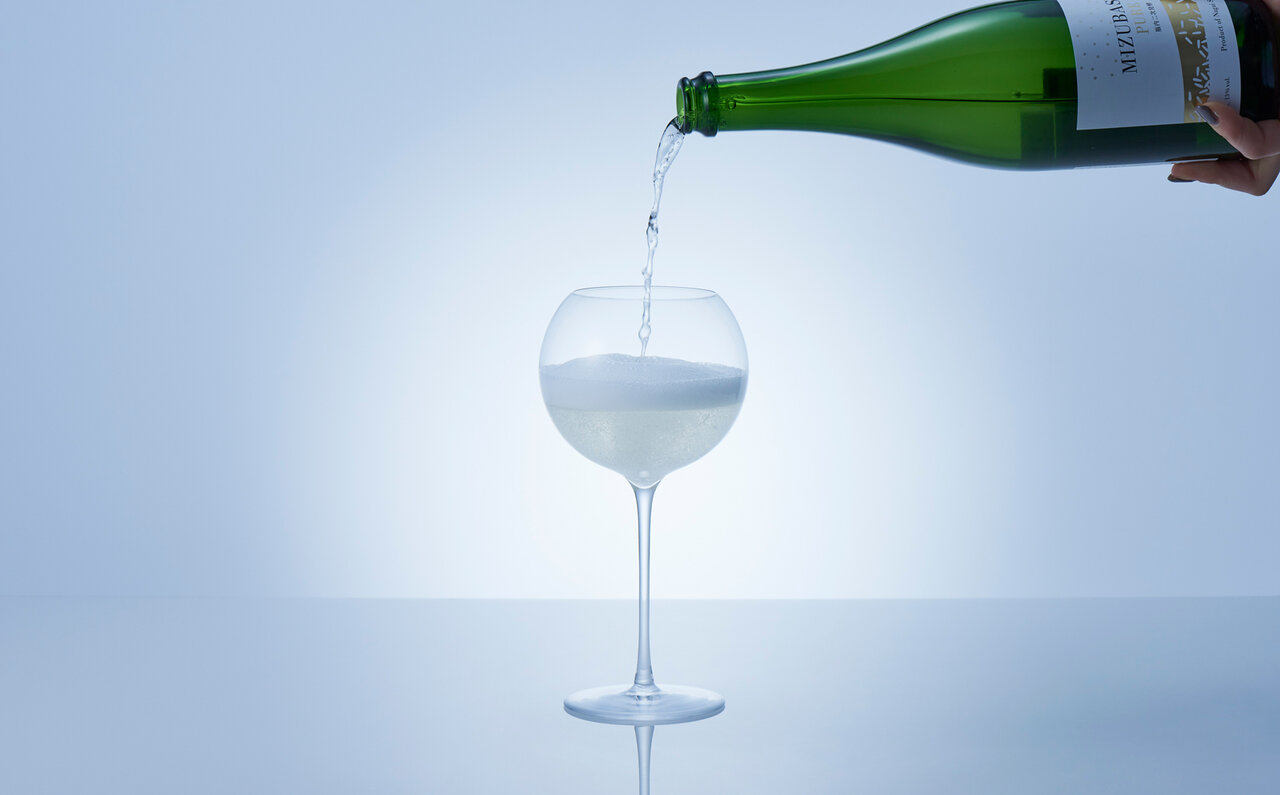 江戸硝子の技法とトップソムリエの感性が融合。美しいフォルムが印象的なawa酒専用グラス「IMMERSION」｜Awa SAKE