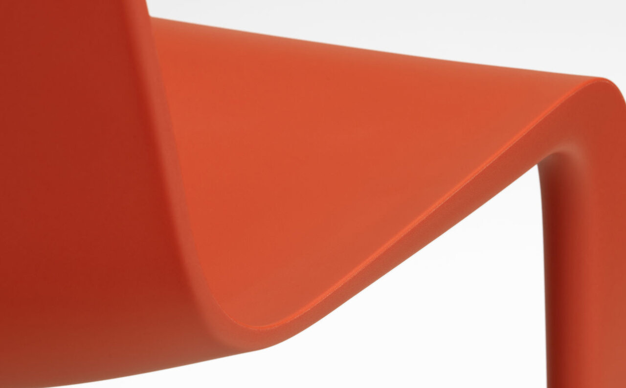 ジャスパー・モリソンによる初の全プラスチック製キャンチレバーチェア| Vitra