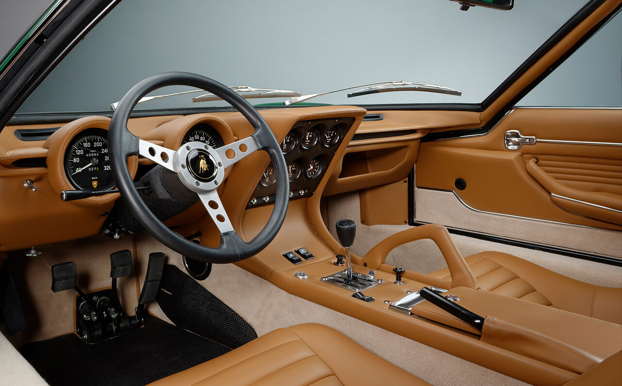 ランボルギーニ ミウラの最終進化形ミウラSV初披露から半世紀。その伝説を追う｜Lamborghini