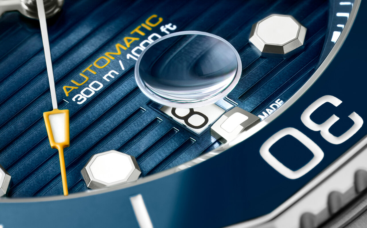 伝統を継承しながら、ジオメトリックなデザインにアップデート。「アクアレーサー プロフェッショナル300」｜TAG HEUER