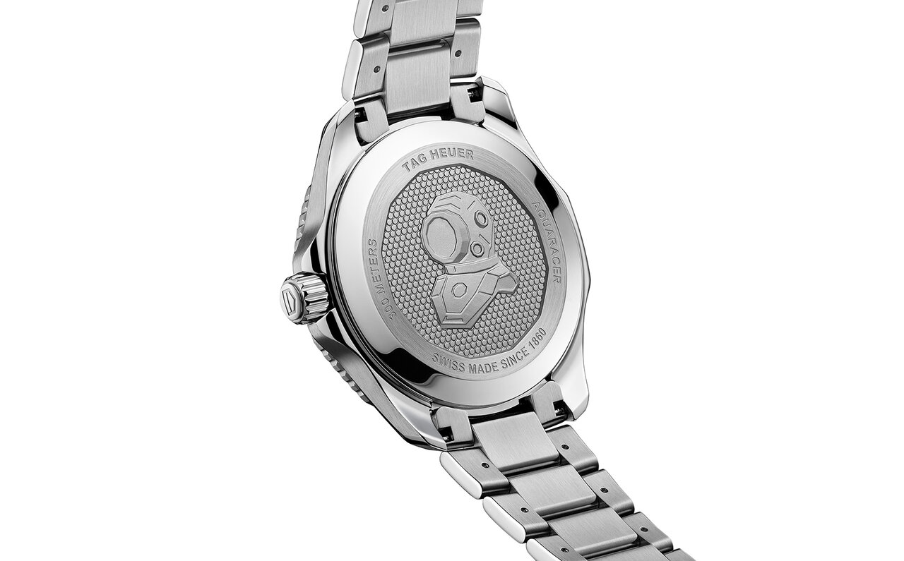 伝統を継承しながら、ジオメトリックなデザインにアップデート。「アクアレーサー プロフェッショナル300」｜TAG HEUER