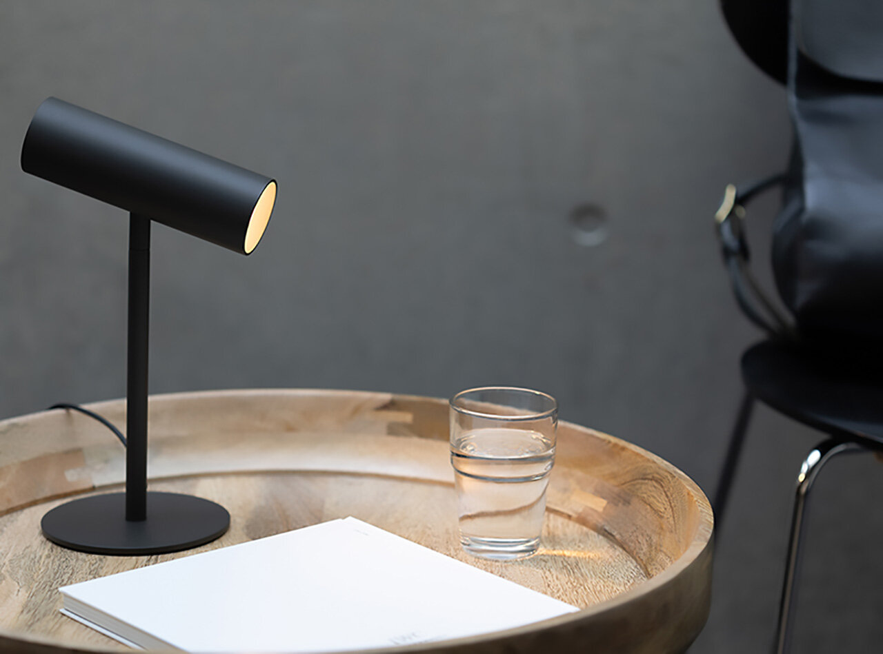 おうち時間をゆったり演出。プラスマイナスゼロからLEDスタンドライトが登場|±0
