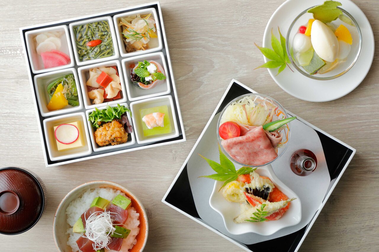 旬の食材を取り入れ、夏の暑さで疲れた身体を労わるヘルシーなメニューが、見た目にも涼やかなのが特徴だ。