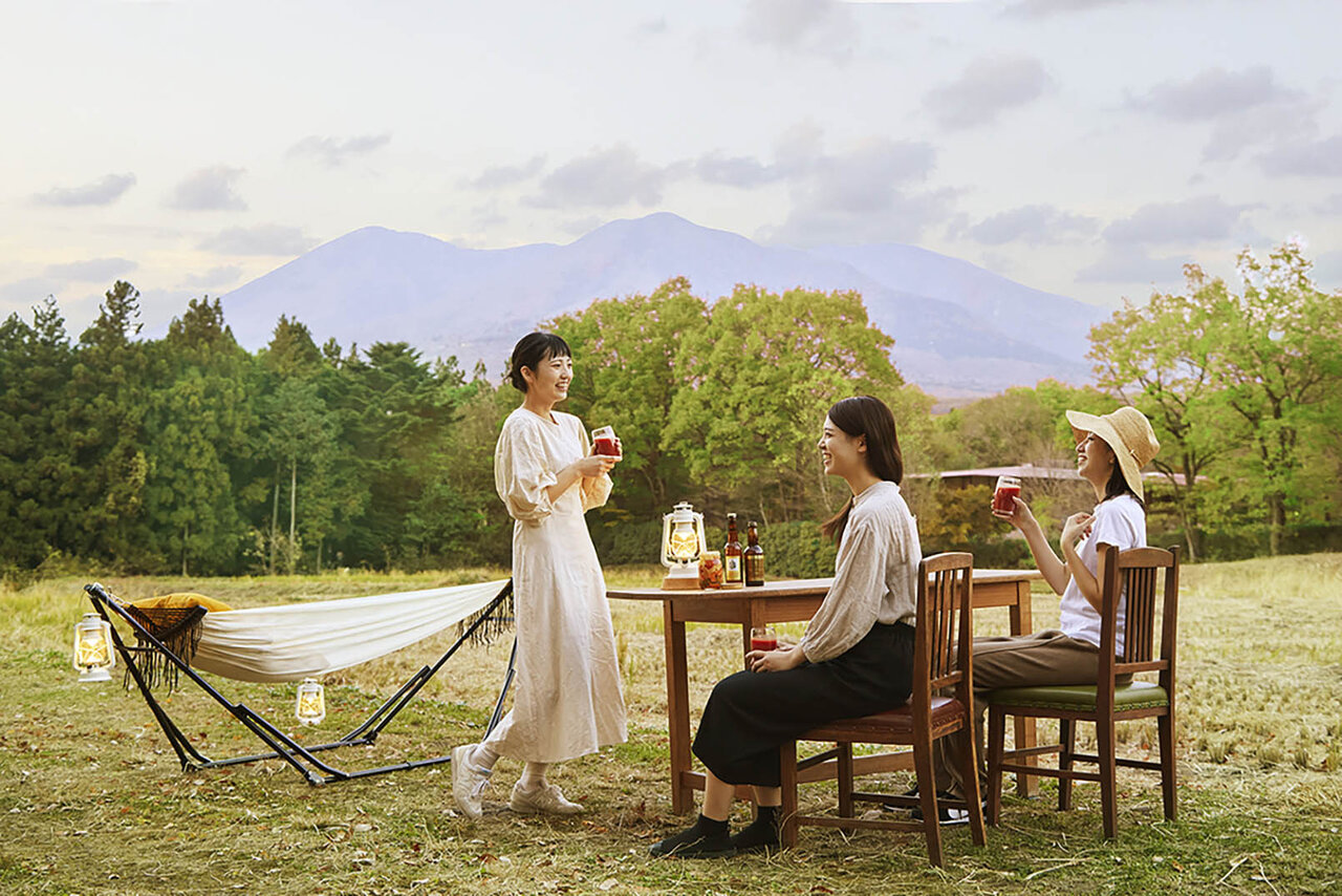 開放的な特別席で夕涼みを楽しむ「アグリビアガーデン」｜TRAVEL