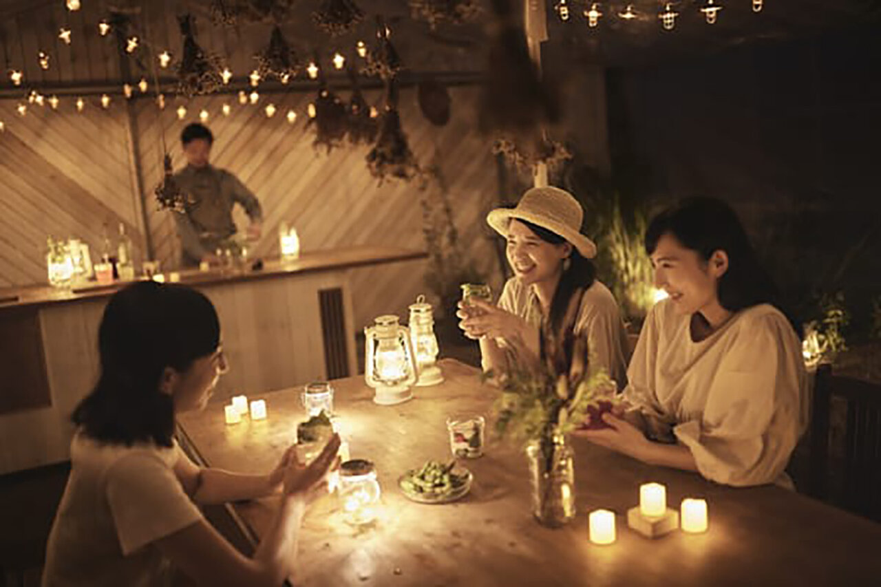 開放的な特別席で夕涼みを楽しむ「アグリビアガーデン」｜TRAVEL