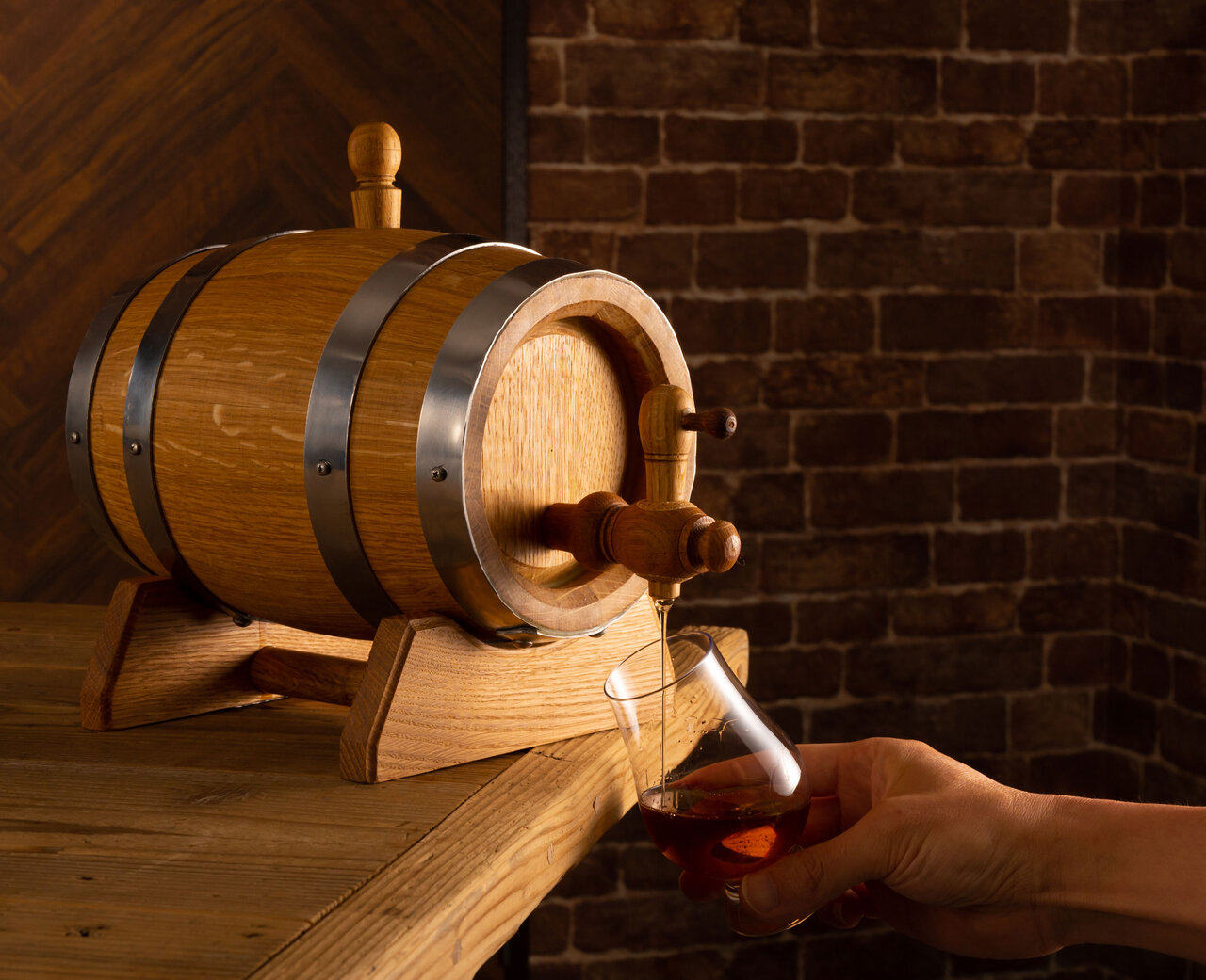 自宅でウイスキーや焼酎を熟成できる、日本初のスパニッシュオーク製ミニ樽|TARU HOLIC