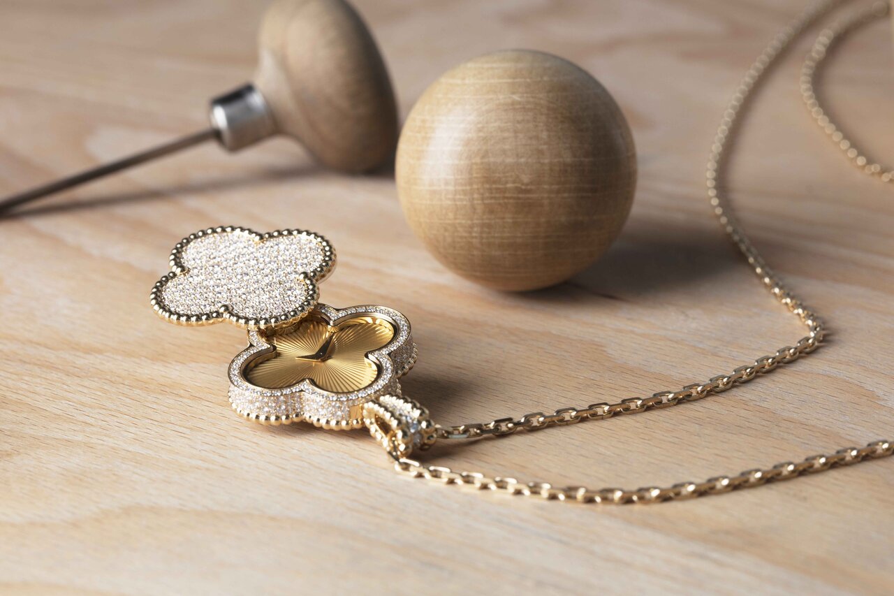 アルハンブラコレクション初のシークレットペンダントウォッチ|Van Cleef & Arpels