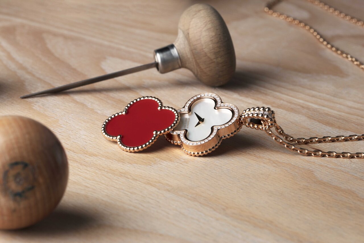 アルハンブラコレクション初のシークレットペンダントウォッチ|Van Cleef & Arpels