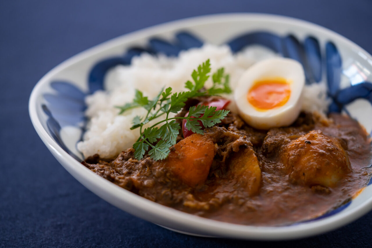 8名のプロダクトデザイナーを起用した波佐見焼のカレー皿をリリース|zen to