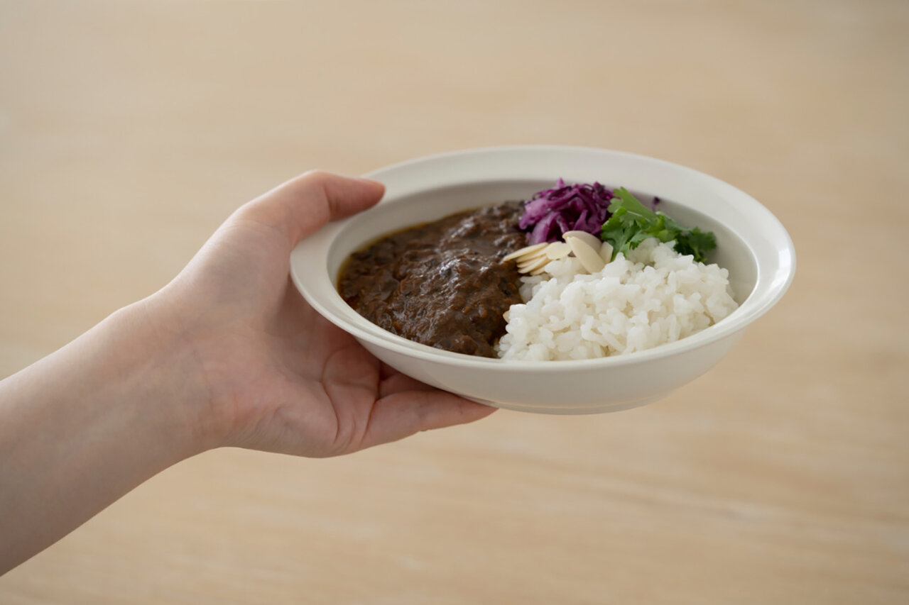 8名のプロダクトデザイナーを起用した波佐見焼のカレー皿をリリース|zen to