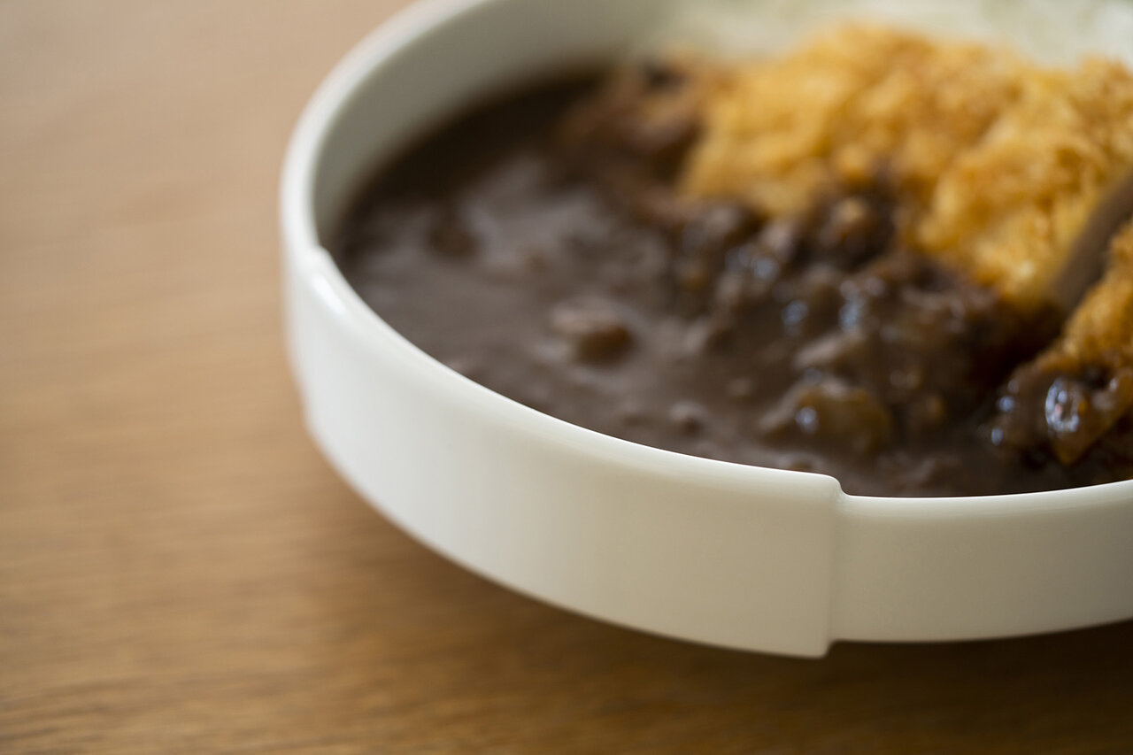8名のプロダクトデザイナーを起用した波佐見焼のカレー皿をリリース|zen to