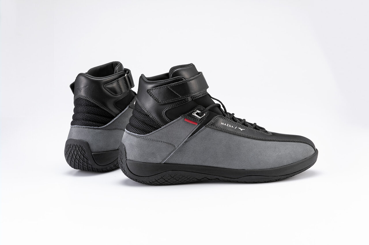 クルマと通じ合うシューズって？——マツダとミズノによる新コンセプトのドライビングシューズ体験記｜MAZDA & MIZUNO