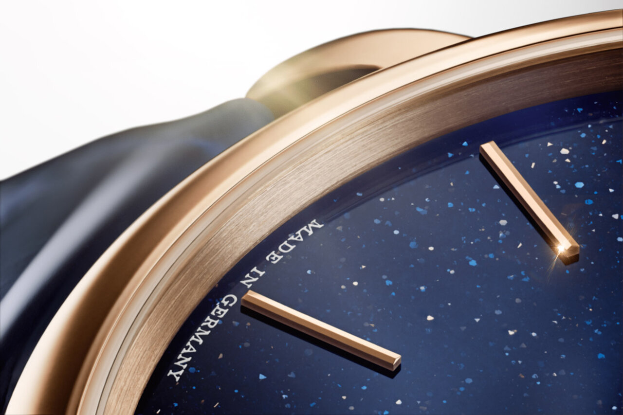 ゴールドストーンが煌くダイアルを搭載した「サクソニア・フラッハ」|A. LANGE & SÖHNE