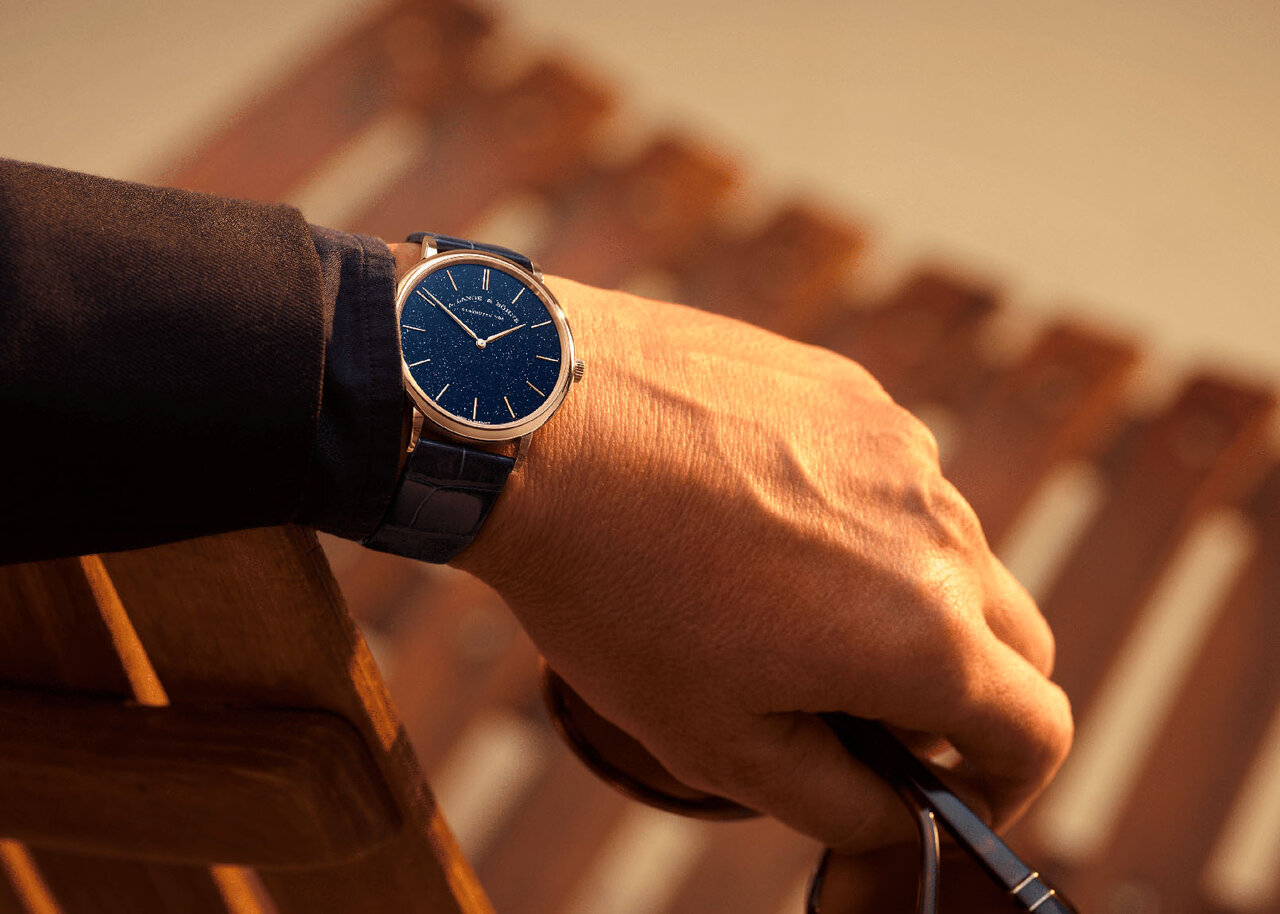 ゴールドストーンが煌くダイアルを搭載した「サクソニア・フラッハ」|A. LANGE & SÖHNE