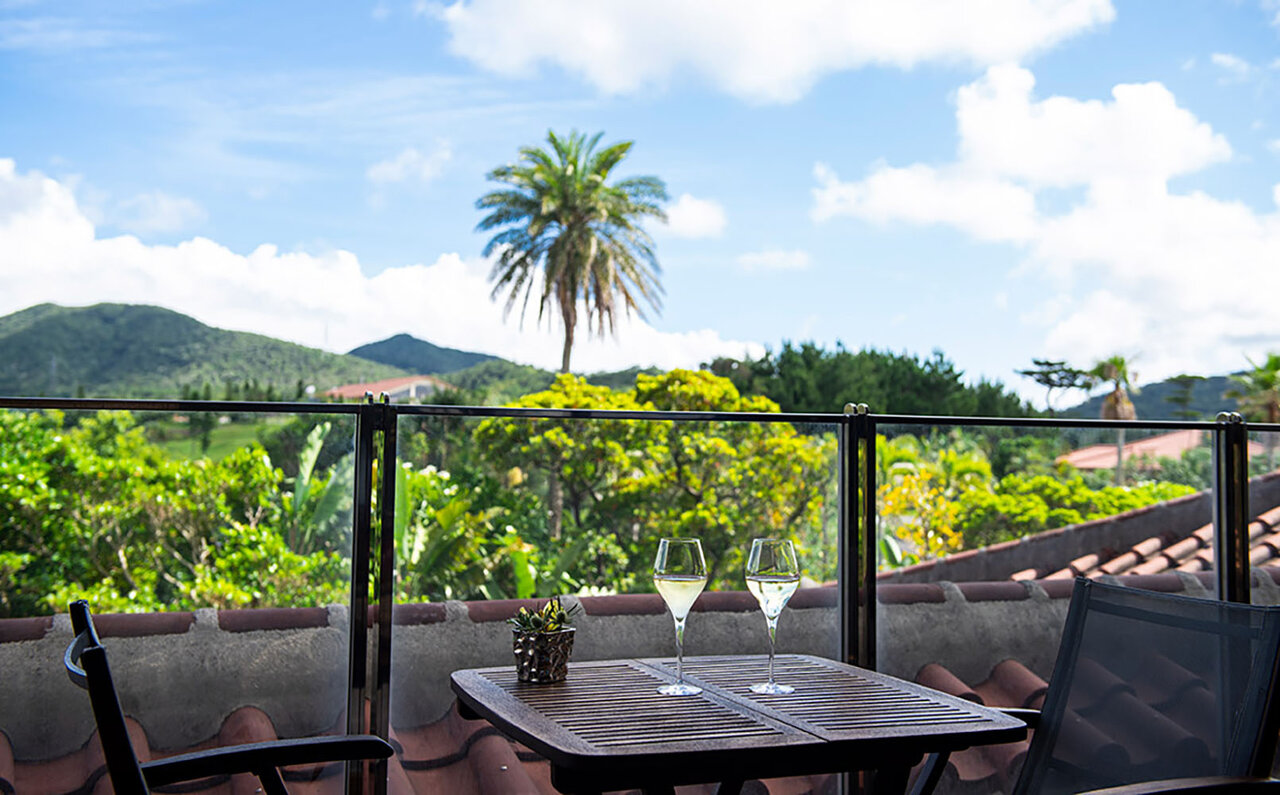 クラブラウンジを新設！「ザ・リッツ・カールトン沖縄」の実力やいかに!?｜TRAVEL