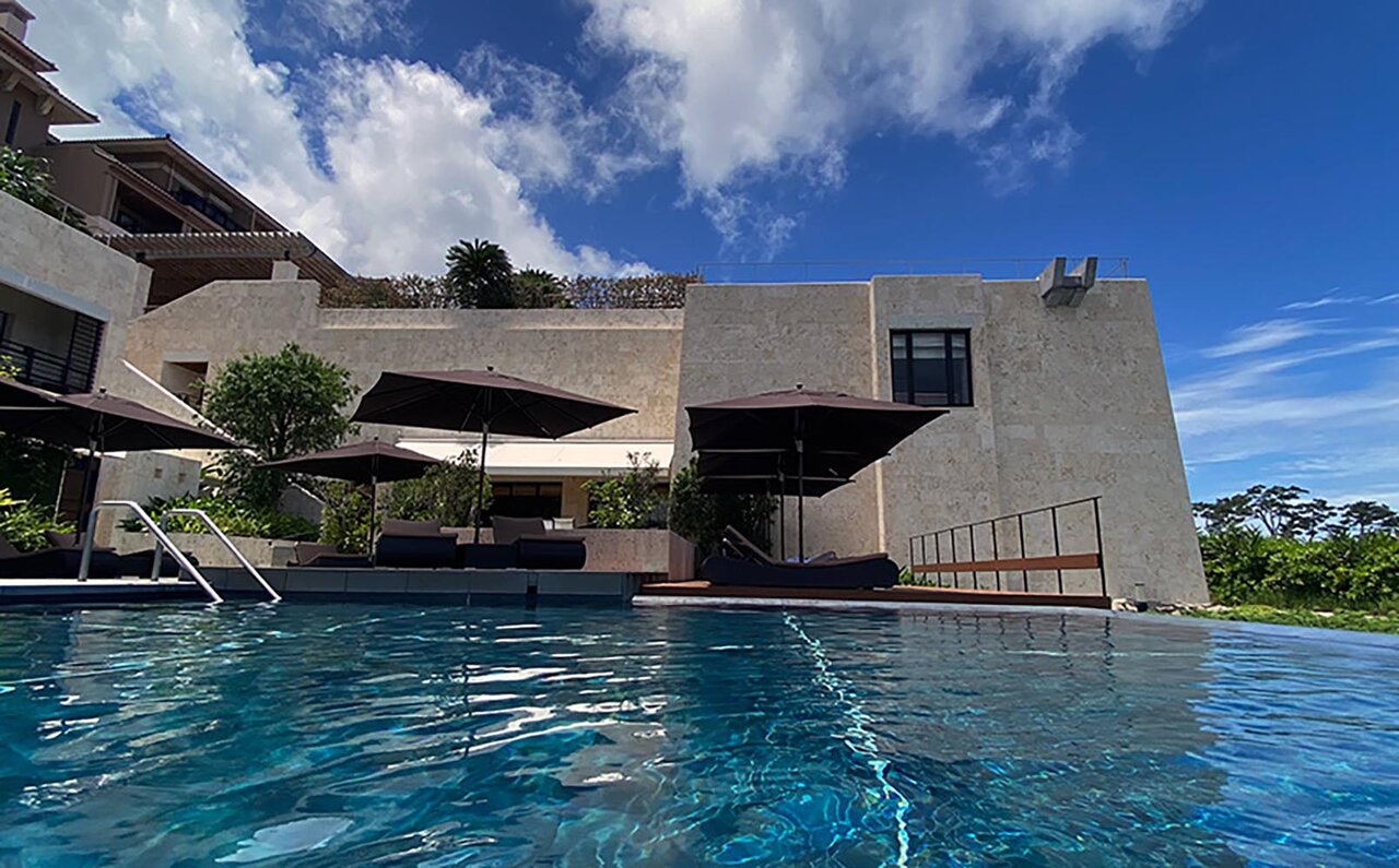 クラブラウンジを新設！「ザ・リッツ・カールトン沖縄」の実力やいかに!?｜TRAVEL