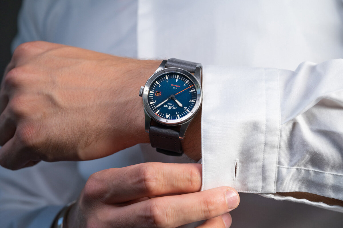 素材の持続可能性に着目した2021年新作「フリーガー ミッドナイトブルー」｜FORTIS