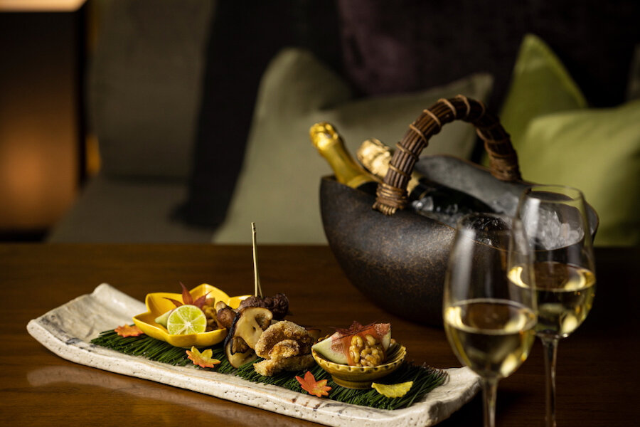 秋、この時期だけの極上贅沢。星のや軽井沢の「松茸とシャンパーニュを堪能する優雅なひととき」|TRAVEL