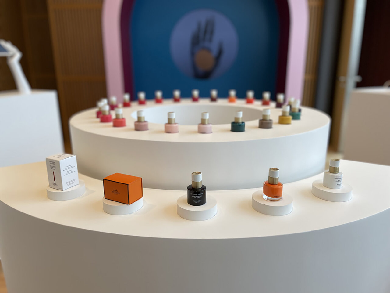 手を愛しむ、手を楽しむ、手を育む。 Hermèsの馬具職人へのリスペクトが感じられる、 新ビューティ〈レ・マン・エルメス〉が発売！｜HERMÈS