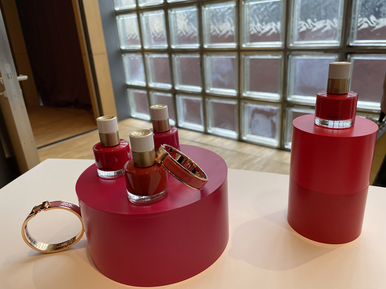 手を愛しむ、手を楽しむ、手を育む。 Hermèsの馬具職人へのリスペクトが感じられる、 新ビューティ〈レ・マン・エルメス〉が発売！｜HERMÈS