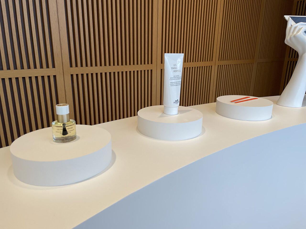 手を愛しむ、手を楽しむ、手を育む。 Hermèsの馬具職人へのリスペクトが感じられる、 新ビューティ〈レ・マン・エルメス〉が発売！｜HERMÈS