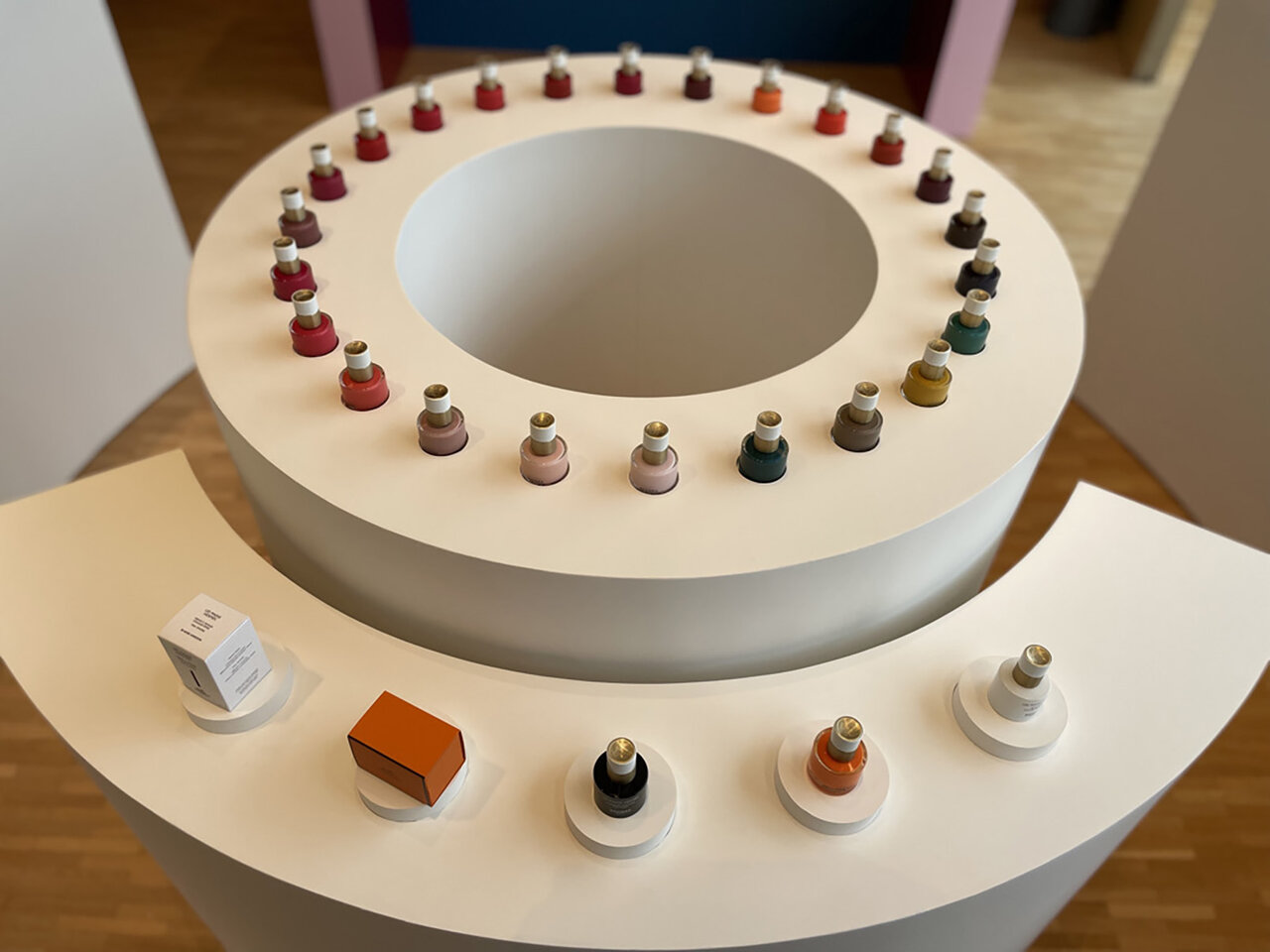 手を愛しむ、手を楽しむ、手を育む。 Hermèsの馬具職人へのリスペクトが感じられる、 新ビューティ〈レ・マン・エルメス〉が発売！｜HERMÈS