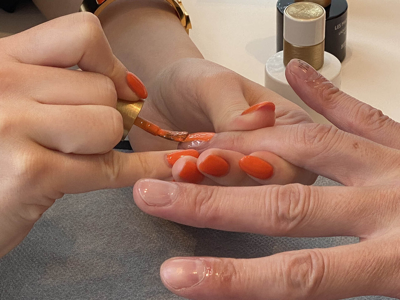 手を愛しむ、手を楽しむ、手を育む。 Hermèsの馬具職人へのリスペクトが感じられる、 新ビューティ〈レ・マン・エルメス〉が発売！｜HERMÈS