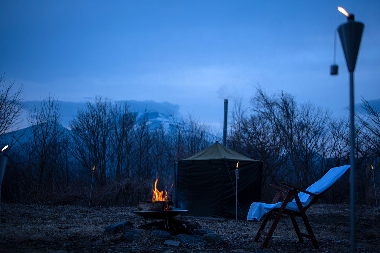 「星のや軽井沢」が、浅間山を望む高台で景色とサウナを満喫する 「冬の寒暁(かんぎょう)サウナ」を実施|TRAVEL