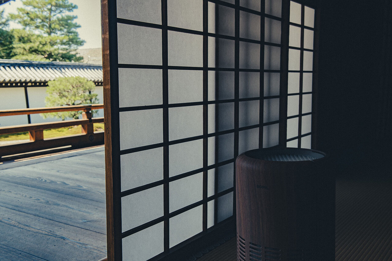 インテリアに馴染む家電。SOPH.と協業し、ブラックウォルナット調の空気清浄機を限定発売｜cado