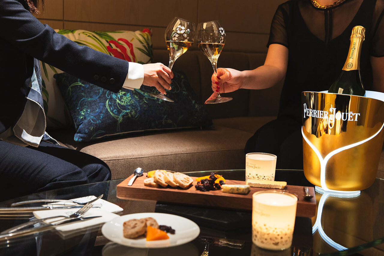 滞在中は「ペリエ ジュエ グランブリュット」がフリーフロー。「キンプトン新宿東京」でその官能的な味わいを徹底的に楽しむ!|Kimpton Shinjuku Tokyo