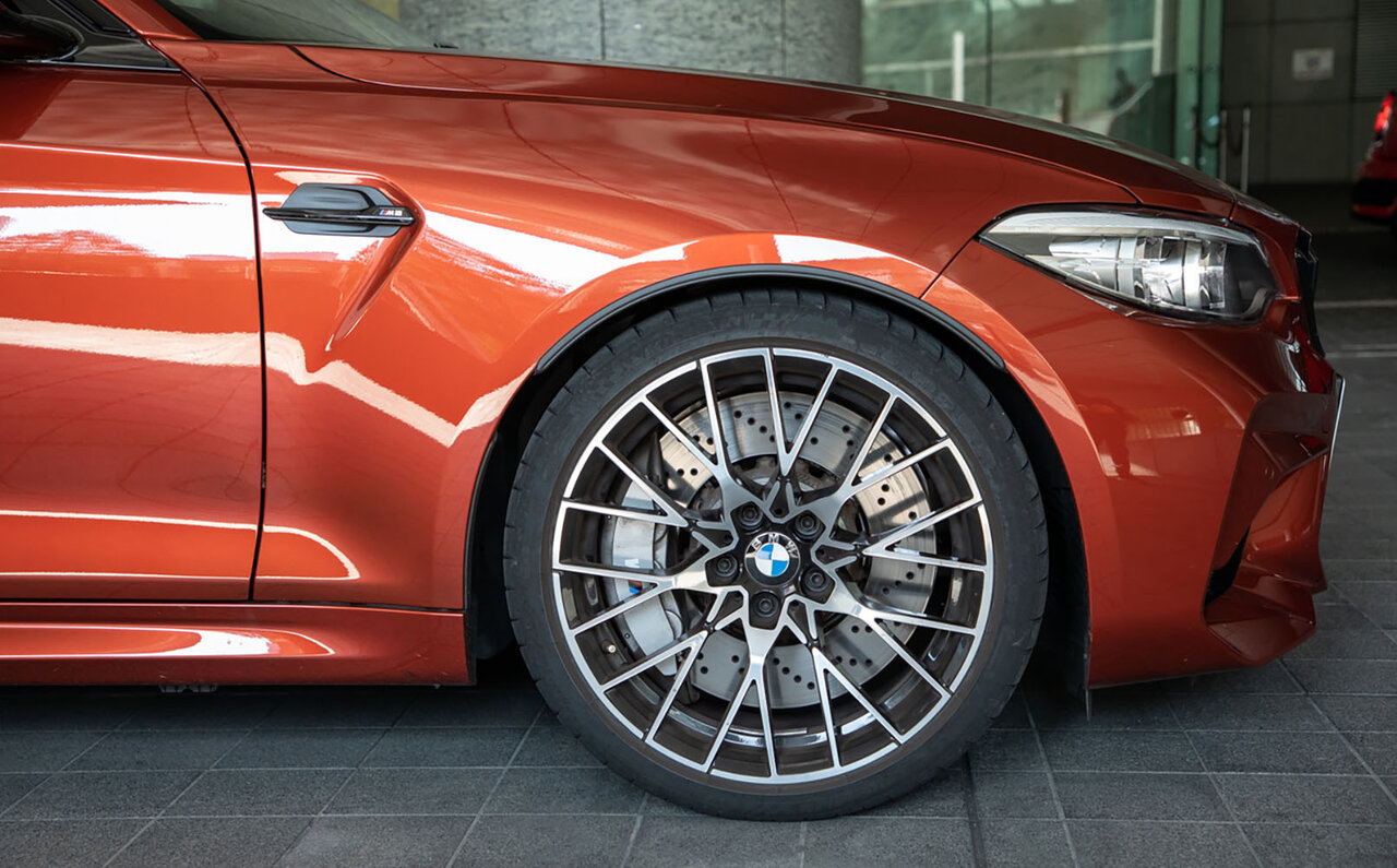 BMW M2に試乗──繊細にチューニングされたレースカーを思わせる走りが魅力｜BMW