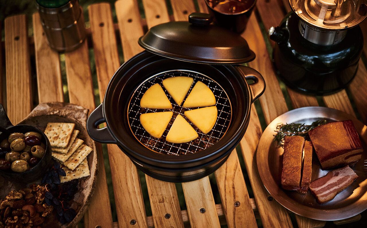 これ、アウトドアだけではもったいない！　ほったらかしで“燻製”ができるイージースモーカー｜THERMOS