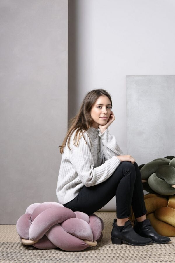 心地よく、見た目も楽しく。Knot Studioから、ちょっと不思議な形のインテリア家具が登場