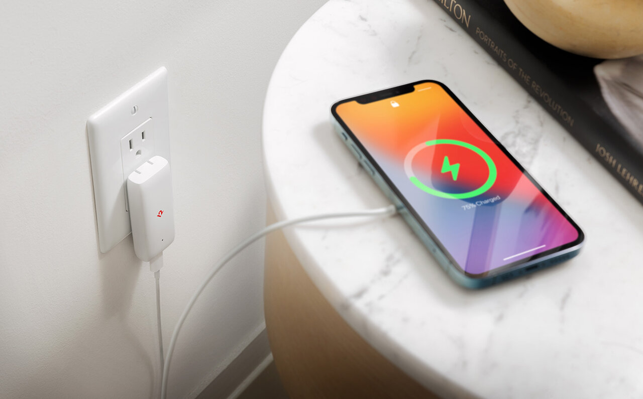 厚さはわずか約17mm。超薄型でパワフルな高速充電器「PlugBug Slim」|Twelve South