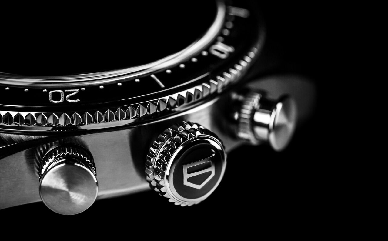 視認性最重要視の「オータヴィア」に、フライバッククロノとGMTモデルが誕生|TAG HEUER