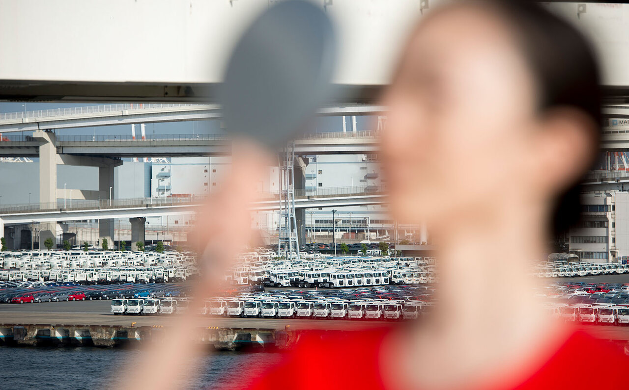 「RED」と銘打った写真家堀清英さんの思考の軌跡。 シャネル・ネクサス・ホールを真紅に染めた衝撃の写真展！